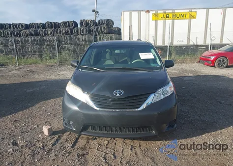 2012 Toyota Sienna Le V6 8 Passenger z USA, uszkodzony, nr VIN 5TDKK3DC1CS255931